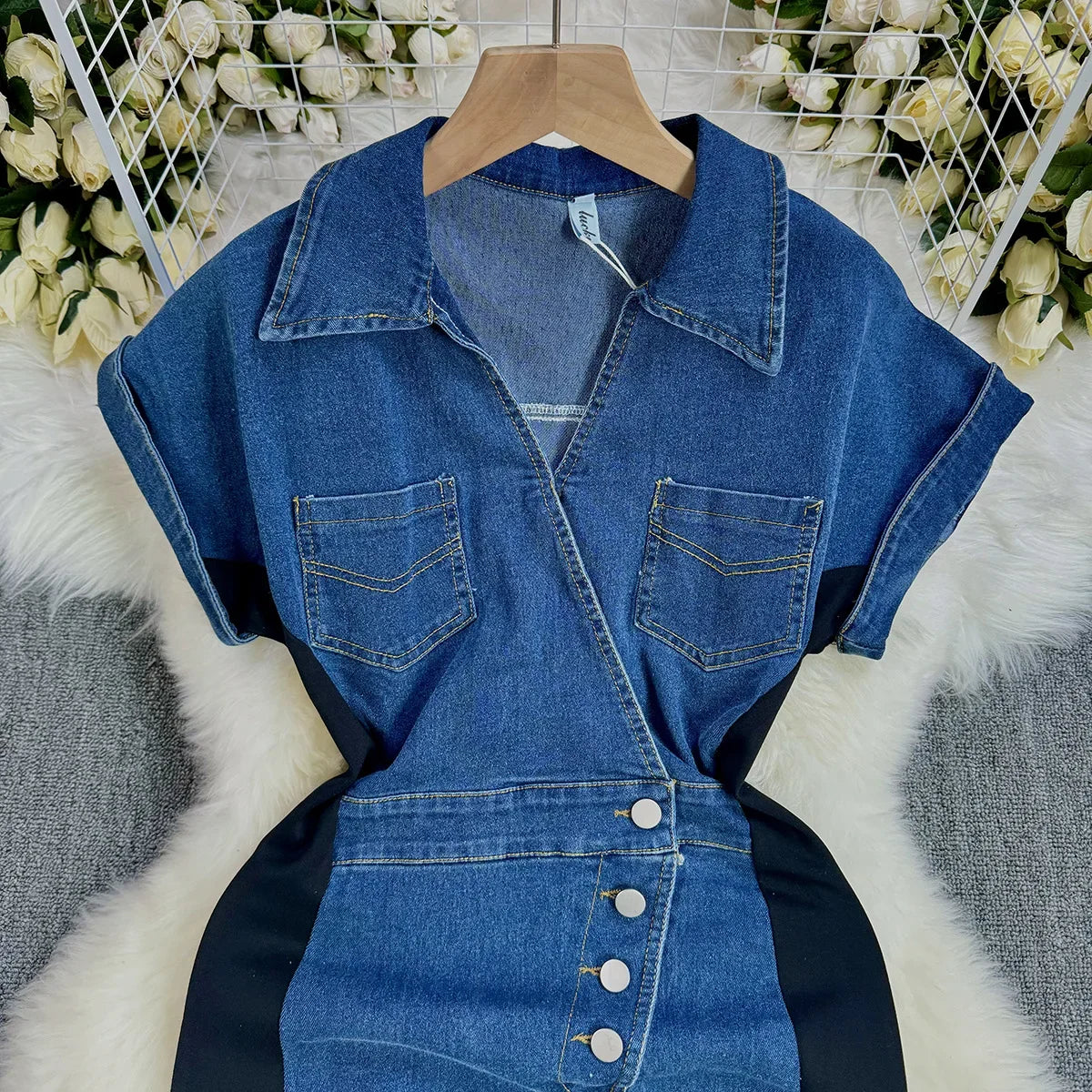French Senior Sense Temperament Pack Hip Slit Dress. Summer Design Sense Spell Color Button Adornment Short-sleeve Denim Dress