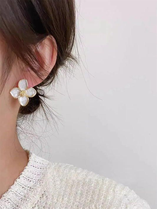 White Color Dripping Oil Flower Stud Earrings for Women Four-petal Gold Electroplating Ear Stud New Trendy Girls Vintage Jewelry